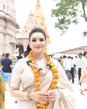 Tanushree Chakraborty Instagram - Lost in the serenity of Kashi Vishwanath 🙏

#divinejourney #KashiVishwanath #Varanasi #HarHarMahadev #Jyotirlinga