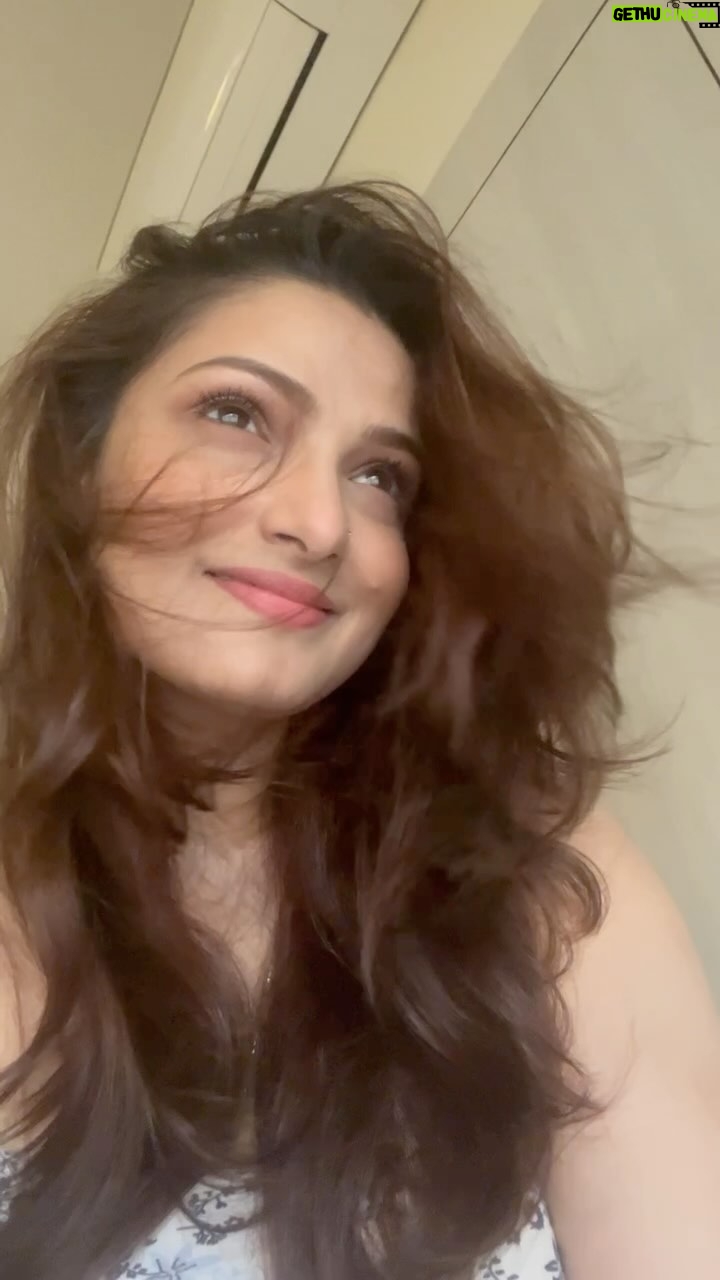Tanushree Chakraborty Instagram - Having a good hair day on a Sunday is like the universe’s way of saying relax, enjoy, and look fabulous…. 🥰 #sunday #selflove #goodvibes #hair #selfcare #lookfabulousforever #enjoylife❤️ #hairstyles #relax #loveyourself
