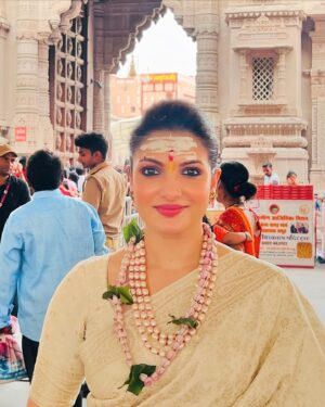 Tanushree Chakraborty Instagram - Lost in the serenity of Kashi Vishwanath 🙏

#divinejourney #KashiVishwanath #Varanasi #HarHarMahadev #Jyotirlinga