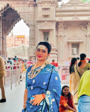 Tanushree Chakraborty Instagram - Lost in the serenity of Kashi Vishwanath 🙏

#divinejourney #KashiVishwanath #Varanasi #HarHarMahadev #Jyotirlinga