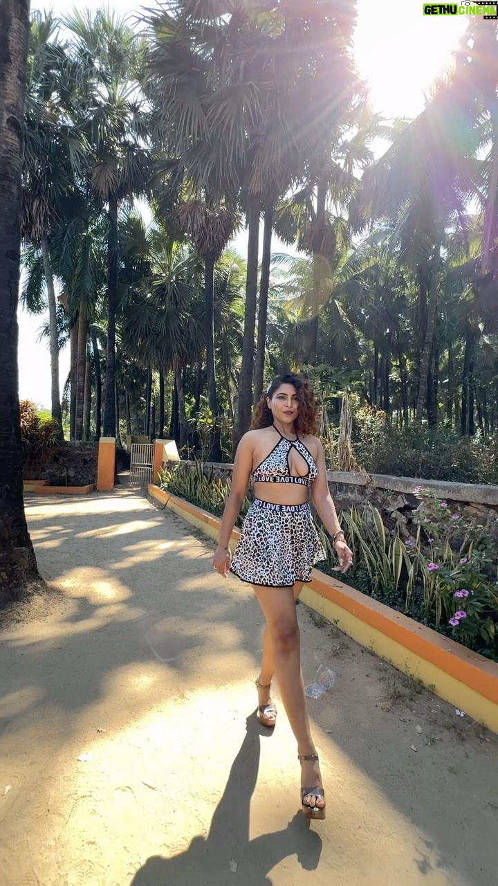 Tanya Chaudhari Instagram - One Love π«°π» . . . . π @newme.asia πΈ @faizialiphotography π @makeup_asfaque ππ»ββοΈ @parvatisingh77 . . . . #onelove #hawameinudatijaaye #slomotion #walk #explore #trendingreels #trending #tanyachaudhari