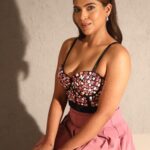 Tanya Chaudhari Instagram – Do you guys like my 90’s fashion style ?
.
.
.
.
Photography @faizialiphotography 
Makeup @makeup_asfaque 
Hair @sisodmanju 
.
.
.
.
#lekepehlapehlapyar #90saesthetic #bts #btsreels #trendingreels #trending #trendingsongs #tanyachaudhari