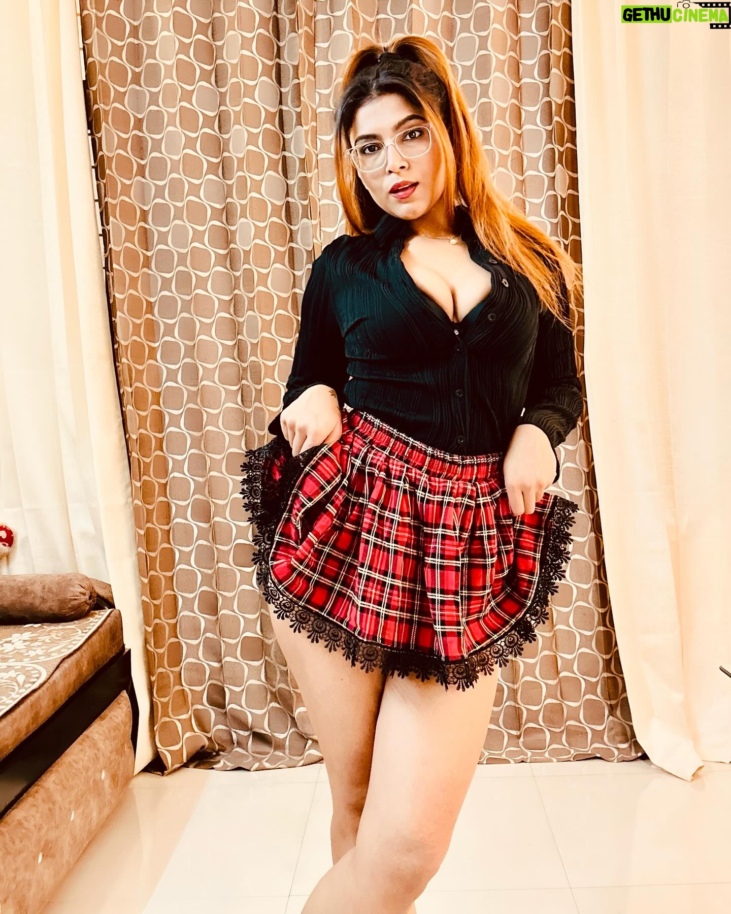 Tanya Chaudhari Instagram - Goooooood Morning Teacher 😘 . . . . . #goodmorning #teacher #nerdygirl #tanyachaudhari