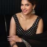 Tanya Chaudhari Instagram - Embracing the timeless allure of a black saree 🖤 . . . . Photography @faizialiphotography Makeup @makeup_asfaque Hair @sisodmanju Saree @meenabazaar . . . . #blacksaree #meenabazaar #sareelover #elegance #indiangirl #tanyachaudhari