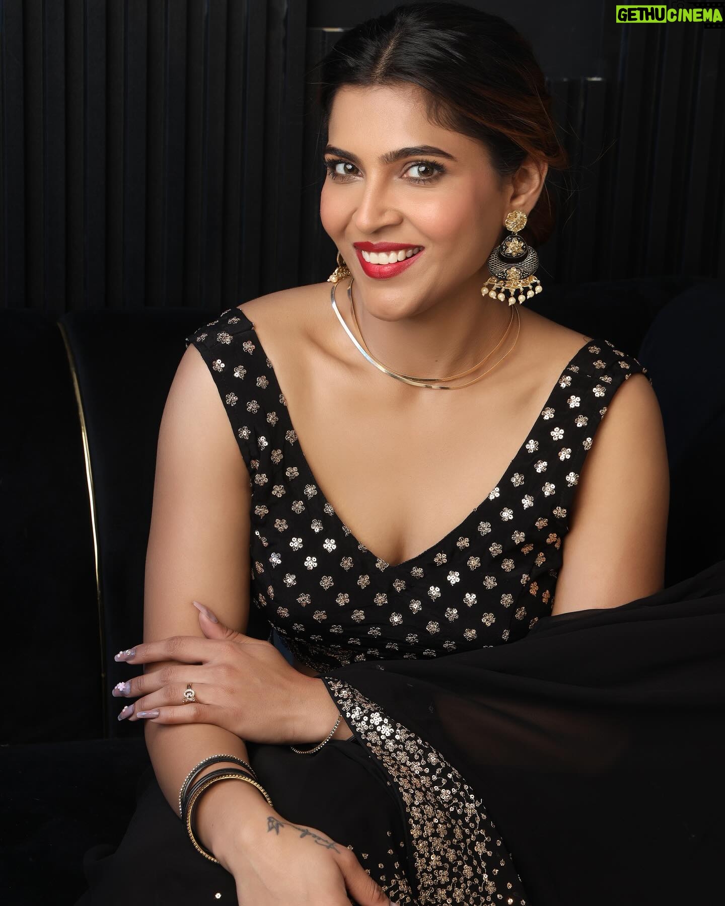 Tanya Chaudhari Instagram - Embracing the timeless allure of a black saree ๐ค . . . . Photography @faizialiphotography Makeup @makeup_asfaque Hair @sisodmanju Saree @meenabazaar . . . . #blacksaree #meenabazaar #sareelover #elegance #indiangirl #tanyachaudhari