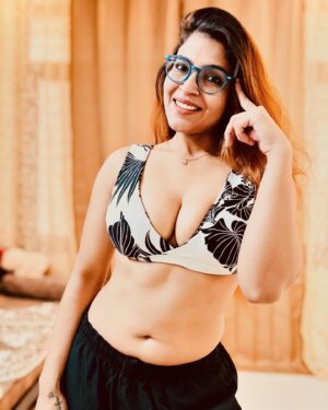 Tanya Chaudhari Instagram - Are you staring at me?
.
.
.
.
Joggers @hrxbrand 
Specs @lenskart 
.
.
.
.
#tbt #staringatme #specsy #explore #trendy #tanyachaudhari