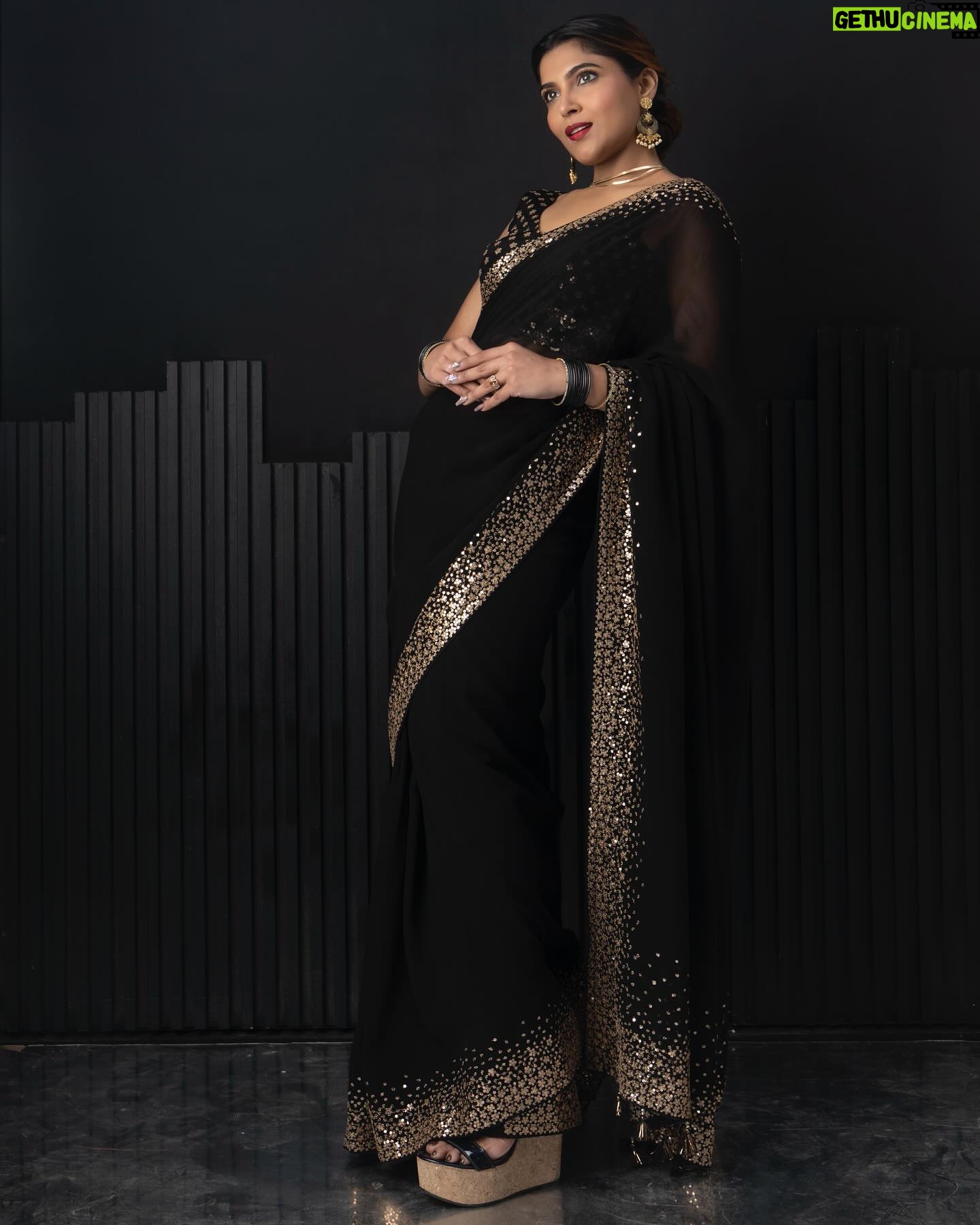 Tanya Chaudhari Instagram - Embracing the timeless allure of a black saree ๐ค . . . . Photography @faizialiphotography Makeup @makeup_asfaque Hair @sisodmanju Saree @meenabazaar . . . . #blacksaree #meenabazaar #sareelover #elegance #indiangirl #tanyachaudhari