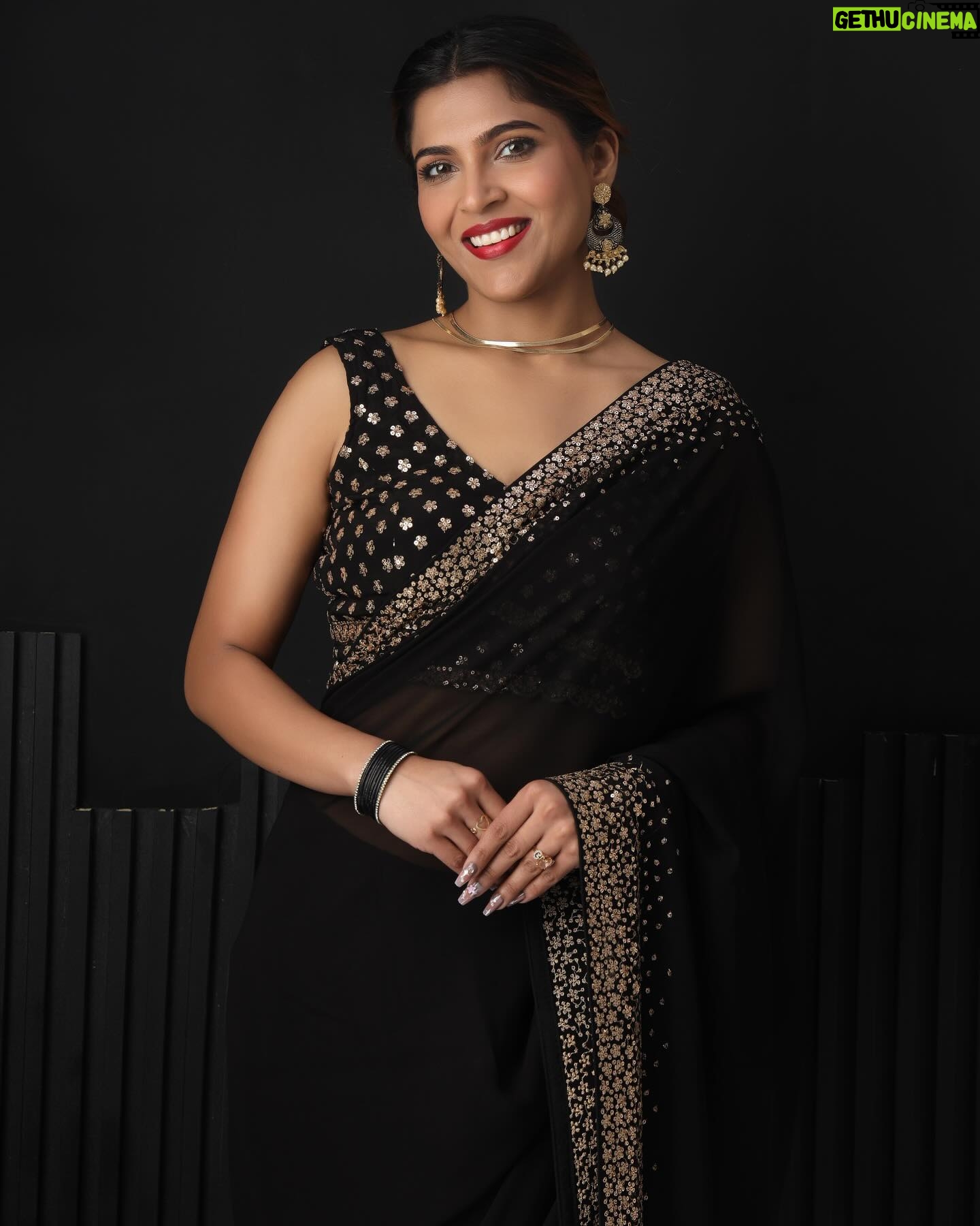 Tanya Chaudhari Instagram - Embracing the timeless allure of a black saree ๐ค . . . . Photography @faizialiphotography Makeup @makeup_asfaque Hair @sisodmanju Saree @meenabazaar . . . . #blacksaree #meenabazaar #sareelover #elegance #indiangirl #tanyachaudhari