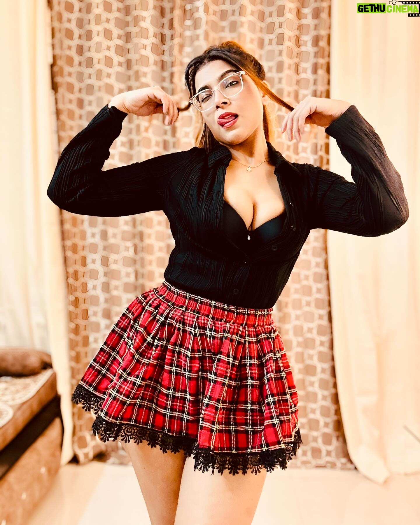Tanya Chaudhari Instagram - Goooooood Morning Teacher 😘 . . . . . #goodmorning #teacher #nerdygirl #tanyachaudhari
