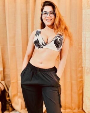 Tanya Chaudhari Instagram - Are you staring at me?
.
.
.
.
Joggers @hrxbrand 
Specs @lenskart 
.
.
.
.
#tbt #staringatme #specsy #explore #trendy #tanyachaudhari