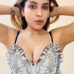 Tanya Chaudhari Instagram - Hmmmm khule baal ya bandhe hue 🤷🏻‍♀️ Comment karke batao jaldi se 😘 . . . . . #originalcontent #openhair #tiedhair #confused #whattodo #trendingreels #reelkarofeelkaro #tanyachaudhari