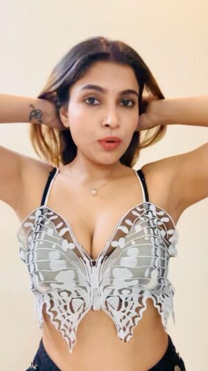 Tanya Chaudhari Instagram - Hmmmm khule baal ya bandhe hue 🤷🏻‍♀️
Comment karke batao jaldi se 😘
.
.
.
.
.
#originalcontent #openhair #tiedhair #confused #whattodo #trendingreels #reelkarofeelkaro #tanyachaudhari