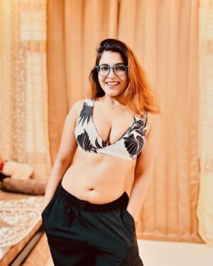 Tanya Chaudhari Instagram - Are you staring at me?
.
.
.
.
Joggers @hrxbrand 
Specs @lenskart 
.
.
.
.
#tbt #staringatme #specsy #explore #trendy #tanyachaudhari