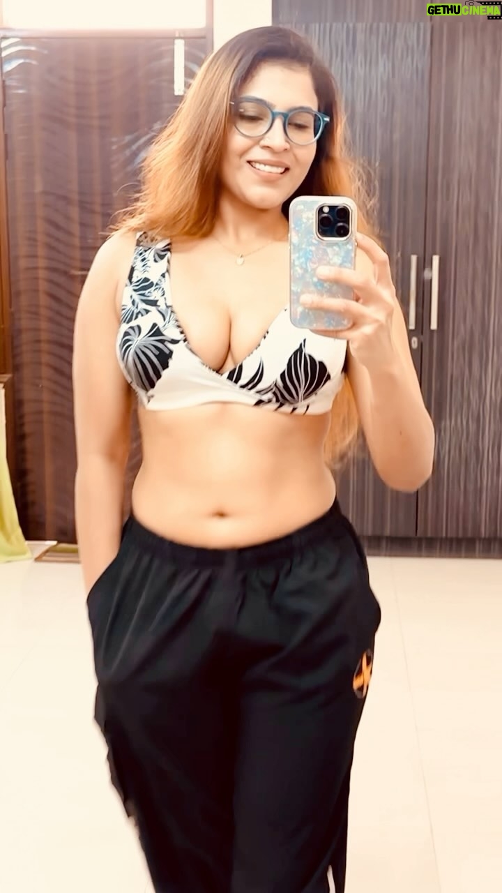 Tanya Chaudhari Instagram - Bado Badi 🤓 . . . . Joggers @hrxbrand Specs @lenskart . . . . #badobadi #fitcheck #hrx #lenskart #trending #trendingreels #trendingsongs #trendinggirl #tanyachaudhari