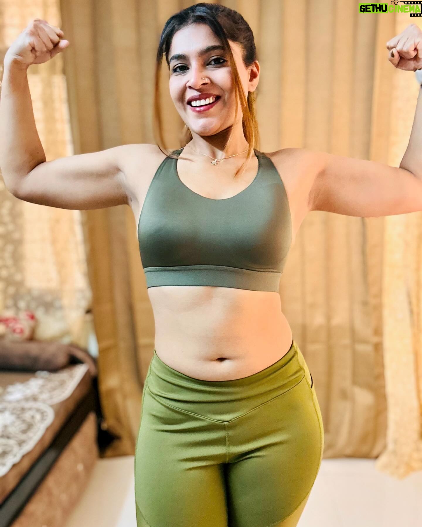 Tanya Chaudhari Instagram - Outfit on point, gains in progress 🍑💪👟 . . . . #mondaymotivation #fitnessfashion #gymstyle #gymready #gymattire #fitgoals #fitnessmodel #tanyachaudhari