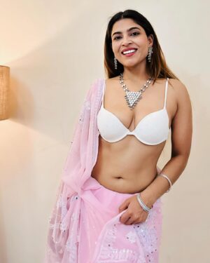Tanya Chaudhari Instagram - शुभ रात्रि 💋
.
.
.
.
 #goodnight #saree #lucknowchikankari #gulabisaree #sareelove #desigirl #tanyachaudhari