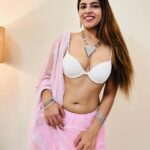 Tanya Chaudhari Instagram – शुभ रात्रि 💋
.
.
.
.
#goodnight #saree #lucknowchikankari #gulabisaree #sareelove #desigirl #tanyachaudhari