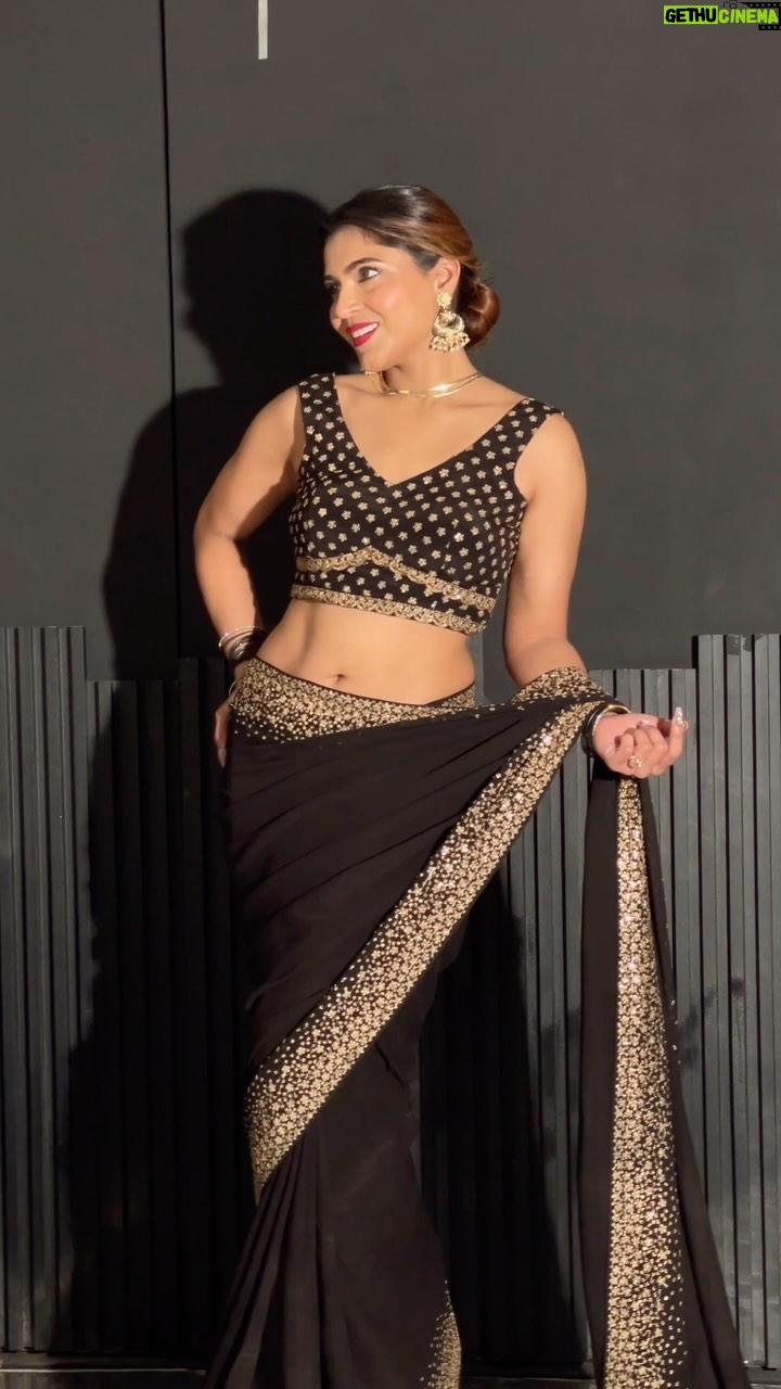 Tanya Chaudhari Instagram - Kaisi Lag Rahi Hun Mai Iss Black Saree Mei 🥰 . . . . Photography @faizialiphotography Makeup @makeup_asfaque Hair @sisodmanju Saree @meenabazaar . . . . #raanjhanaaya #blacksaree #meenabazaar #trending #trendingreels #trendingsongs #tanyachaudhari