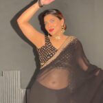 Tanya Chaudhari Instagram - One Of My Fav Song From #heeramandi ❤️ . . . . Photography @faizialiphotography Makeup @makeup_asfaque Hair @sisodmanju Saree @meenabazaar . . . . #chaudhavishab #blacksaree #meenabazaar #trend #trending #trendingreels #trendingsongs #tanyachaudhari