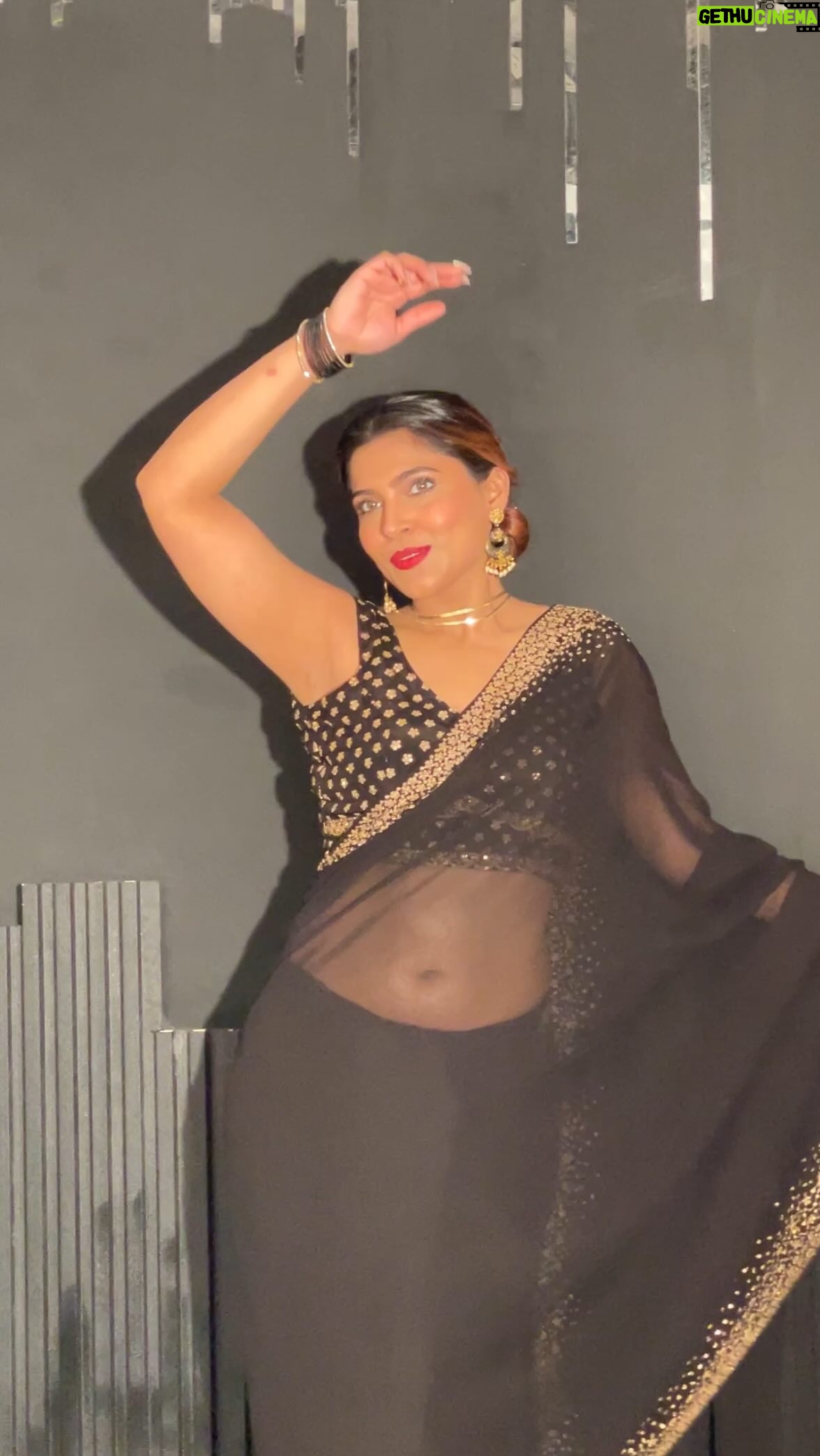 Tanya Chaudhari Instagram - One Of My Fav Song From #heeramandi ❤️ . . . . Photography @faizialiphotography Makeup @makeup_asfaque Hair @sisodmanju Saree @meenabazaar . . . . #chaudhavishab #blacksaree #meenabazaar #trend #trending #trendingreels #trendingsongs #tanyachaudhari