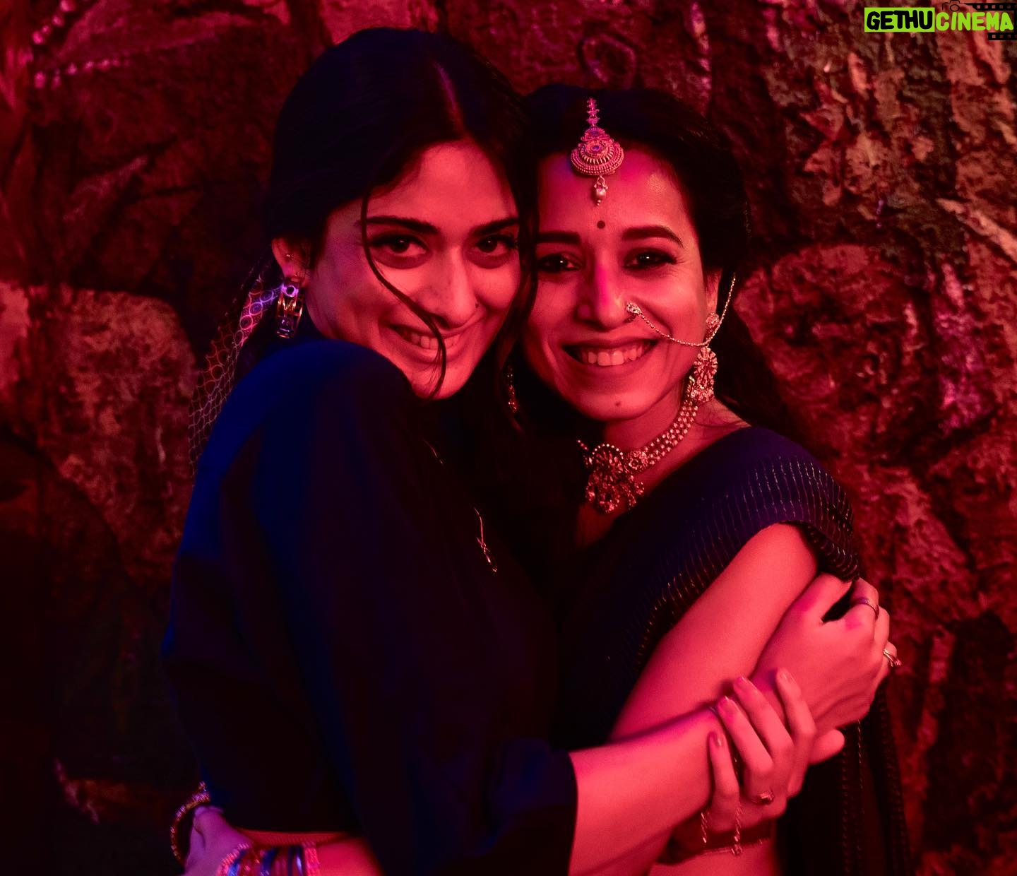 Tanya Maniktala Instagram - My favourite two Darindas delighted with all the love we are getting for Tooth Pari. Streaming now on @netflix_in @tanyamaniktala @shantanu.maheshwari @revathyasha @sikandarkher @_adilhussain @tillotamashome @saswatachatterjeeofficial @endemolshineind @rishinegi24
