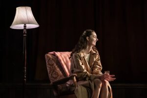 Tanya Reynolds Instagram - A Mirror 🪞 @almeida_theatre until 23rd sept. 
Written by @samanthaholcroft
Directed by @jerherrin
Photos - @marcsbrenner
