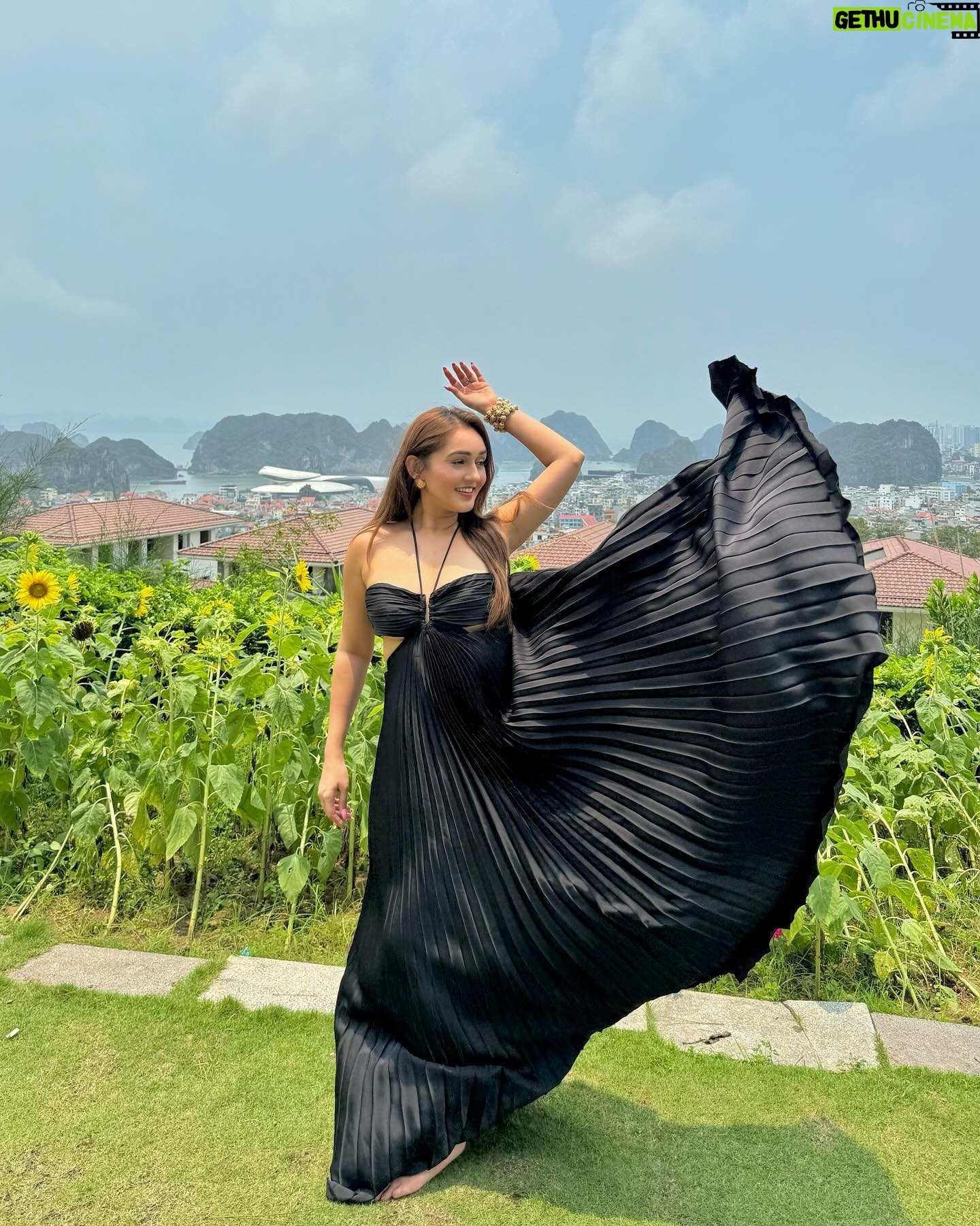 Tanya Sharma Instagram - Sunny side up š . . Wearing - @a.la.modebyakanksha Jewellery- @the.fun.company #travel #vietnam #picoftheday #tanyasharma { vietnam , travel , halongbay , luxury resorts , fashion , gowns , gratitude}