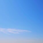 Tao Tsuchiya Instagram - . 東日本大震災から、今日で13年。 . 13年前、日活撮影所の教室で 一緒に机の下に避難した鈴木学級のクラスメートたち。 『アクターズ・ショート・フィルム3』の 『Prelude～プレリュード～』でご一緒した 西本銀二郎くんもそのひとりですが、 少し前、プライベートで 何人かと話す機会がありました。 . この13年間、強過ぎる自然の影響は何度も起きて、 コロナ禍という時間も経験して、 そのたびにエンターテイメントは必要なのかとか 何が出来るかということを 繰り返し考えてきたけれど、 同じように 元クラスメートたちも何度も考えてきたと思うし 決して忘れられないこの日に 毎年毎年、思いを感じてきたと思います。 . 今は、私自身は エンターテイメントだからこそ 表現できることがあるかもしれない、 と思うようになりましたが、 そのためには、 伝えるために学ぶことと 表現するための覚悟を持つことが 本当に必要だと思います。 . そんなことを考えながら今日の空を撮りました。 心を込めて 祈りをおくりたいと思います。
