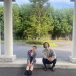 Tao Tsuchiya Instagram – .
今年のGWも、あと1日となりました。
どのかたも充実した時間となりますよう…！
#映画マッチング  は夕方から上映されることも多いので
#愛のクローバー記念上映 を
これから楽しむよというかたも
もしかしたら、いらっしゃるかもしれません。
どうかゆっくり受け取って下さい。
.
私は仕事のスケジュールが上映時間と合わず
記念上映を観ることは出来なかったのですが
記念上映が終わっても
スクリーンで輪花や吐夢や影山さんたちに
会える劇場はまだまだあるので、
時間を探して会いに行こうと思います。
.
今日から何回かに分けて、
感謝をこめてオフショットを！！！
.
まずは…
この頃まではいい人だと思ってたんだけどなぁ…
な段階での影山さんと。
輪花が微妙な表情をしてます。
.
影山さんを演じた #金子ノブアキ さんは、
この写真の笑顔の通り
影山とは真逆の、本当に明るくあたたかなかたでした。
ですが 
#ボーシヤ を演じていらっしゃった時もそうだったけれど
本番に入った瞬間、
とんでもない闇が噴き出してきて、
その闇を浴びているうちに
この闇は深い哀しさから来るんだなということが
じわじわ伝わってくるんです。
なぜだろう？と思った時に聞いたお話が
目から鱗だったので、
明日、そのお話を書きますね。
.
夜にかけて雨にかわる地域が増えるようですが
ずっと暑かったので
ホッと一息の雨になるかも。
No Rain, No Rainbowという言葉があるけれど
雨が降るからこそ
見えてくる景色があるのかなぁと思います。
どのかたも、良い夜を…！