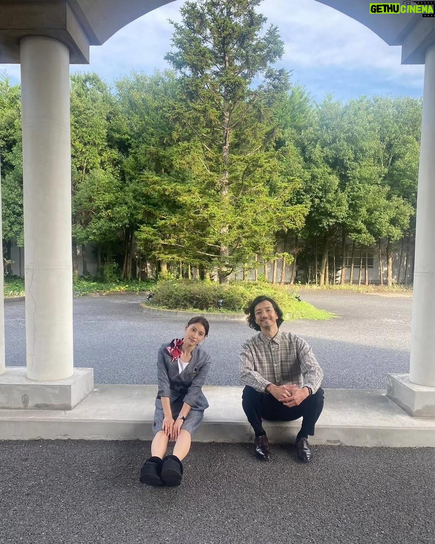 Tao Tsuchiya Instagram - . 今年のGWも、あと1日となりました。 どのかたも充実した時間となりますよう…! #映画マッチング は夕方から上映されることも多いので #愛のクローバー記念上映 を これから楽しむよというかたも もしかしたら、いらっしゃるかもしれません。 どうかゆっくり受け取って下さい。 . 私は仕事のスケジュールが上映時間と合わず 記念上映を観ることは出来なかったのですが 記念上映が終わっても スクリーンで輪花や吐夢や影山さんたちに 会える劇場はまだまだあるので、 時間を探して会いに行こうと思います。 . 今日から何回かに分けて、 感謝をこめてオフショットを!!! . まずは… この頃まではいい人だと思ってたんだけどなぁ… な段階での影山さんと。 輪花が微妙な表情をしてます。 . 影山さんを演じた #金子ノブアキ さんは、 この写真の笑顔の通り 影山とは真逆の、本当に明るくあたたかなかたでした。 ですが #ボーシヤ を演じていらっしゃった時もそうだったけれど 本番に入った瞬間、 とんでもない闇が噴き出してきて、 その闇を浴びているうちに この闇は深い哀しさから来るんだなということが じわじわ伝わってくるんです。 なぜだろう?と思った時に聞いたお話が 目から鱗だったので、 明日、そのお話を書きますね。 . 夜にかけて雨にかわる地域が増えるようですが ずっと暑かったので ホッと一息の雨になるかも。 No Rain, No Rainbowという言葉があるけれど 雨が降るからこそ 見えてくる景色があるのかなぁと思います。 どのかたも、良い夜を…!