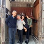 Tao Tsuchiya Instagram - . あっという間に8月も折り返しましたが 東京は今日も暑かった…！ あまりの暑さに冷たいものが欲しくなりますが たまにはあったかいお茶を飲んでみると 内臓がホッとするのでオススメです。 台風の影響は落ち着いたでしょうか… 今年は異常な暑さで 世界的にも大変な状況が起きていますが、 どうかあとの夏は穏やかでありますよう 心から願っています。 . 夏は私にとって とても思い出深い季節の一つ🌻 特に8月は学生の頃から全国大会があったり 仕事では大切な作品に出会ったり… 朝ドラ「まれ」のクランクインも8月でした💡 . 今日の夏休みシリーズ ４月に行った能登篇③は その時からずっとずっとお世話になってきた #輪島塗 の #塗師屋 #大崎庄右エ門 さん御夫妻と📸 . 江戸末期に創業してからずっと、 木地にも漆にも徹底的こだわって 輪島塗を作り続けてこられた大崎さんのおうちは、 国登録有形文化財に指定されています✨️ 手前がプライベート部分、奥が仕事場となっている 「住前職後」という形のおうちです😊 なんと「まれ」の撮影中は このおうちの中が丸ごとNHKのスタジオに送られ セットとして使われていました。 . 憧れのご夫婦であり 憧れのおうち🍀✨️✨️