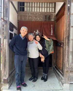 Tao Tsuchiya Instagram - .
あっという間に8月も折り返しましたが
東京は今日も暑かった…！
あまりの暑さに冷たいものが欲しくなりますが
たまにはあったかいお茶を飲んでみると
内臓がホッとするのでオススメです。
台風の影響は落ち着いたでしょうか…
今年は異常な暑さで
世界的にも大変な状況が起きていますが、
どうかあとの夏は穏やかでありますよう
心から願っています。
.
夏は私にとって
とても思い出深い季節の一つ🌻
特に8月は学生の頃から全国大会があったり
仕事では大切な作品に出会ったり…
朝ドラ「まれ」のクランクインも8月でした💡
.
今日の夏休みシリーズ
４月に行った能登篇③は
その時からずっとずっとお世話になってきた
#輪島塗 の #塗師屋 
#大崎庄右エ門 さん御夫妻と📸
.
江戸末期に創業してからずっと、
木地にも漆にも徹底的こだわって
輪島塗を作り続けてこられた大崎さんのおうちは、
国登録有形文化財に指定されています✨️
手前がプライベート部分、奥が仕事場となっている
「住前職後」という形のおうちです😊
なんと「まれ」の撮影中は
このおうちの中が丸ごとNHKのスタジオに送られ
セットとして使われていました。
.
憧れのご夫婦であり
憧れのおうち🍀✨️✨️