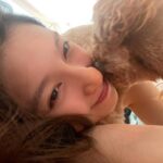 Tao Tsuchiya Instagram - . 今日も暑い一日でしたが 『巳の日』と呼ばれる縁起のいい日でもあったので 午前中に少し歩いたり 縁起の良さを感じるお詣りをしたりして 爽やかな空気を感じてきました🌳✨️ 暑い時期だからこそ ちょっとの爽やかさに ものすごく癒されたりしますよね😊 . 昨日の夜の 『警部補ダイマジン』TVer同時再生会 そして 今日発売された「美的」さんの 9月号通常版＆付録違い版のことなど 感想やお知らせをお伝えしたいことが たくさんあるのですが オフショットやアザーカットなど 許可をいただいてから載せようと思うので もう少し待っていただけたら嬉しいです🙏🙏🙏 . そしてそして今日は 弟が出演している舞台『嵐になるまで待って』の 初日を観劇しました💐✨️✨️ 深かったなぁ… ポップな明るさの中にある『核』のようなものは 観る人によっても 深堀りの仕方によっても 正体が全く違ってくると思うのですが、 私の場合は観終わった後に心に残った 深くて濃い「核」が 今もじわじわと大きくなっているのを感じます。 観た方々と語り合いたい！！！ . 池袋のサンシャイン劇場…といえば 姉や私や弟にとっては ある意味『聖地』でもあります🌟 そのことも、あらためて😊💫 . 今日の写真は ひさびさに会えたエペルと🐶 なんでこんなに可愛いんだろ…🥰💕✨️