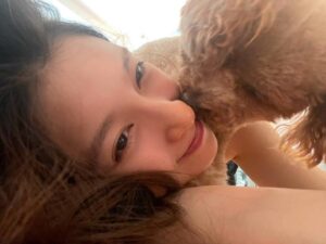 Tao Tsuchiya Instagram - .
今日も暑い一日でしたが
『巳の日』と呼ばれる縁起のいい日でもあったので
午前中に少し歩いたり
縁起の良さを感じるお詣りをしたりして
爽やかな空気を感じてきました🌳✨️
暑い時期だからこそ
ちょっとの爽やかさに
ものすごく癒されたりしますよね😊
.
昨日の夜の
『警部補ダイマジン』TVer同時再生会
そして
今日発売された「美的」さんの
9月号通常版＆付録違い版のことなど
感想やお知らせをお伝えしたいことが
たくさんあるのですが
オフショットやアザーカットなど
許可をいただいてから載せようと思うので
もう少し待っていただけたら嬉しいです🙏🙏🙏
.
そしてそして今日は
弟が出演している舞台『嵐になるまで待って』の
初日を観劇しました💐✨️✨️
深かったなぁ…
ポップな明るさの中にある『核』のようなものは
観る人によっても
深堀りの仕方によっても
正体が全く違ってくると思うのですが、
私の場合は観終わった後に心に残った
深くて濃い「核」が
今もじわじわと大きくなっているのを感じます。
観た方々と語り合いたい！！！
.
池袋のサンシャイン劇場…といえば
姉や私や弟にとっては
ある意味『聖地』でもあります🌟
そのことも、あらためて😊💫
.
今日の写真は
ひさびさに会えたエペルと🐶
なんでこんなに可愛いんだろ…🥰💕✨️