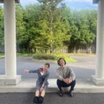 Tao Tsuchiya Instagram - . 今年のGWも、あと1日となりました。 どのかたも充実した時間となりますよう…！ #映画マッチング は夕方から上映されることも多いので #愛のクローバー記念上映 を これから楽しむよというかたも もしかしたら、いらっしゃるかもしれません。 どうかゆっくり受け取って下さい。 . 私は仕事のスケジュールが上映時間と合わず 記念上映を観ることは出来なかったのですが 記念上映が終わっても スクリーンで輪花や吐夢や影山さんたちに 会える劇場はまだまだあるので、 時間を探して会いに行こうと思います。 . 今日から何回かに分けて、 感謝をこめてオフショットを！！！ . まずは… この頃まではいい人だと思ってたんだけどなぁ… な段階での影山さんと。 輪花が微妙な表情をしてます。 . 影山さんを演じた #金子ノブアキ さんは、 この写真の笑顔の通り 影山とは真逆の、本当に明るくあたたかなかたでした。 ですが #ボーシヤ を演じていらっしゃった時もそうだったけれど 本番に入った瞬間、 とんでもない闇が噴き出してきて、 その闇を浴びているうちに この闇は深い哀しさから来るんだなということが じわじわ伝わってくるんです。 なぜだろう？と思った時に聞いたお話が 目から鱗だったので、 明日、そのお話を書きますね。 . 夜にかけて雨にかわる地域が増えるようですが ずっと暑かったので ホッと一息の雨になるかも。 No Rain, No Rainbowという言葉があるけれど 雨が降るからこそ 見えてくる景色があるのかなぁと思います。 どのかたも、良い夜を…！