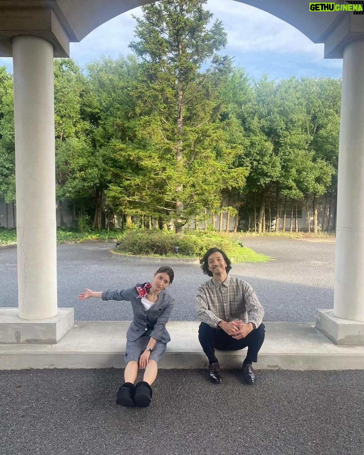 Tao Tsuchiya Instagram - . 今年のGWも、あと1日となりました。 どのかたも充実した時間となりますよう…! #映画マッチング は夕方から上映されることも多いので #愛のクローバー記念上映 を これから楽しむよというかたも もしかしたら、いらっしゃるかもしれません。 どうかゆっくり受け取って下さい。 . 私は仕事のスケジュールが上映時間と合わず 記念上映を観ることは出来なかったのですが 記念上映が終わっても スクリーンで輪花や吐夢や影山さんたちに 会える劇場はまだまだあるので、 時間を探して会いに行こうと思います。 . 今日から何回かに分けて、 感謝をこめてオフショットを!!! . まずは… この頃まではいい人だと思ってたんだけどなぁ… な段階での影山さんと。 輪花が微妙な表情をしてます。 . 影山さんを演じた #金子ノブアキ さんは、 この写真の笑顔の通り 影山とは真逆の、本当に明るくあたたかなかたでした。 ですが #ボーシヤ を演じていらっしゃった時もそうだったけれど 本番に入った瞬間、 とんでもない闇が噴き出してきて、 その闇を浴びているうちに この闇は深い哀しさから来るんだなということが じわじわ伝わってくるんです。 なぜだろう?と思った時に聞いたお話が 目から鱗だったので、 明日、そのお話を書きますね。 . 夜にかけて雨にかわる地域が増えるようですが ずっと暑かったので ホッと一息の雨になるかも。 No Rain, No Rainbowという言葉があるけれど 雨が降るからこそ 見えてくる景色があるのかなぁと思います。 どのかたも、良い夜を…!