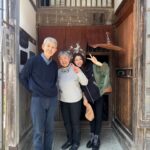 Tao Tsuchiya Instagram - . あっという間に8月も折り返しましたが 東京は今日も暑かった…！ あまりの暑さに冷たいものが欲しくなりますが たまにはあったかいお茶を飲んでみると 内臓がホッとするのでオススメです。 台風の影響は落ち着いたでしょうか… 今年は異常な暑さで 世界的にも大変な状況が起きていますが、 どうかあとの夏は穏やかでありますよう 心から願っています。 . 夏は私にとって とても思い出深い季節の一つ🌻 特に8月は学生の頃から全国大会があったり 仕事では大切な作品に出会ったり… 朝ドラ「まれ」のクランクインも8月でした💡 . 今日の夏休みシリーズ ４月に行った能登篇③は その時からずっとずっとお世話になってきた #輪島塗 の #塗師屋 #大崎庄右エ門 さん御夫妻と📸 . 江戸末期に創業してからずっと、 木地にも漆にも徹底的こだわって 輪島塗を作り続けてこられた大崎さんのおうちは、 国登録有形文化財に指定されています✨️ 手前がプライベート部分、奥が仕事場となっている 「住前職後」という形のおうちです😊 なんと「まれ」の撮影中は このおうちの中が丸ごとNHKのスタジオに送られ セットとして使われていました。 . 憧れのご夫婦であり 憧れのおうち🍀✨️✨️