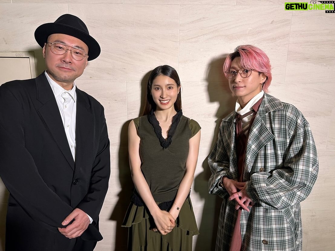 Tao Tsuchiya Instagram - . こんばんは! ゴールデンウィークの初日、 どんなふうに過ごしていらっしゃいますか? 私は今月の満月が24日だったことを知って ちょっとしょんぼりしています。 子どもの頃から思い返してみても 雨の日以外で満月を見なかったのは ほぼほぼ初めてかもしれない… あらためて思うのは おうちのことや小さな家族に向き合っていると 下を向く時間が本当に多いということ。 気が付くと空を見上げないまま 慌ただしく過ごしていることが多いので、 これからは空を見上げる時間も 大切にしたいなと思います。 . ちなみに4月の満月はピンクムーンでした! 自然の影響と闘っている地域の方々も 少しずつ月を見る時間は取り戻せているでしょうか… そうであることを心から願います。 . そして 5月の満月はフラワームーンと呼ばれるそうで、 5月23日なのだそう。 映画「あぶない刑事」の公開前日ですね! たくさんの人に届くよう、 願いを込めて見上げようと思います。 . いよいよ明日4月28日は #四葉の日 ! #映画マッチング #愛のクローバー記念上映 に向けての今日の写真は、 感謝御礼舞台挨拶の時のものです。 #内田英治 監督、そして #吐夢 を演じた #佐久間大介 さんと 登壇させていただきました! . この日の佐久間さんは少し探偵さんのようでもあって、 よくマルチバースとか異世界とかいうけれど もしかしたら別の世界での吐夢は 粘り強く調べる才能を生かして 探偵になっているかもしれないなぁ…と ふと思ったのを思い出します。 . そんな「もしも」の想像が膨らむのも 映画マッチングの魅力かも。