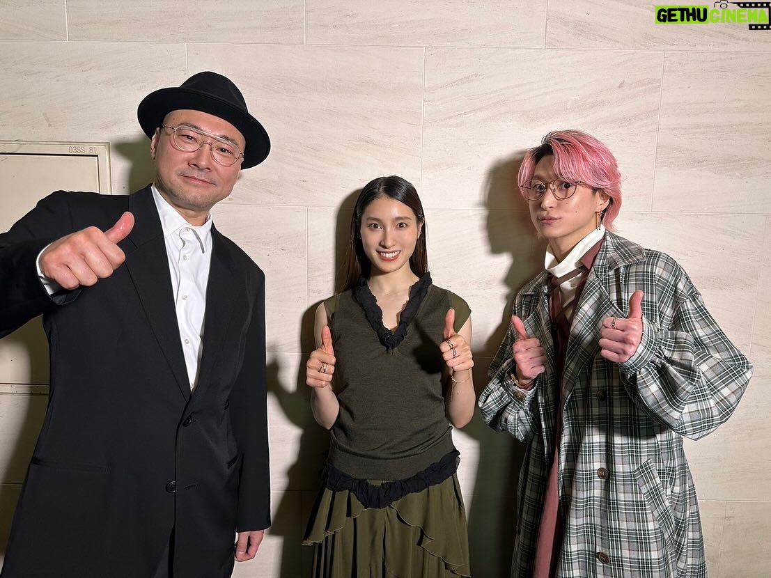 Tao Tsuchiya Instagram - . こんばんは! ゴールデンウィークの初日、 どんなふうに過ごしていらっしゃいますか? 私は今月の満月が24日だったことを知って ちょっとしょんぼりしています。 子どもの頃から思い返してみても 雨の日以外で満月を見なかったのは ほぼほぼ初めてかもしれない… あらためて思うのは おうちのことや小さな家族に向き合っていると 下を向く時間が本当に多いということ。 気が付くと空を見上げないまま 慌ただしく過ごしていることが多いので、 これからは空を見上げる時間も 大切にしたいなと思います。 . ちなみに4月の満月はピンクムーンでした! 自然の影響と闘っている地域の方々も 少しずつ月を見る時間は取り戻せているでしょうか… そうであることを心から願います。 . そして 5月の満月はフラワームーンと呼ばれるそうで、 5月23日なのだそう。 映画「あぶない刑事」の公開前日ですね! たくさんの人に届くよう、 願いを込めて見上げようと思います。 . いよいよ明日4月28日は #四葉の日 ! #映画マッチング #愛のクローバー記念上映 に向けての今日の写真は、 感謝御礼舞台挨拶の時のものです。 #内田英治 監督、そして #吐夢 を演じた #佐久間大介 さんと 登壇させていただきました! . この日の佐久間さんは少し探偵さんのようでもあって、 よくマルチバースとか異世界とかいうけれど もしかしたら別の世界での吐夢は 粘り強く調べる才能を生かして 探偵になっているかもしれないなぁ…と ふと思ったのを思い出します。 . そんな「もしも」の想像が膨らむのも 映画マッチングの魅力かも。