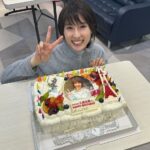 Tao Tsuchiya Instagram - . 今日、2024年2月3日、 29歳になることが出来ました…！！！ . TAOHANIメンバー始め応援してくださる方々、 スタッフさんがた、 友人たち、家族… 本当にたくさんの方々に支えられて なんと29歳の今、 女優として生きることが出来ています。 . 最近は女優という言葉を使わず 俳優や役者や表現者という言葉が 選ばれることが多いのですが、 私はちょうど10年前の今頃、 ドラマ『今夜は心だけ抱いて』に出演して 自分のお母さんと入れ替わる役を演じた時に、 女性だからこその演技、表現があるのだなと すごく痛感したんです。 . 平等ではないからこその、 平等であるべきだからこその、『女優』という感覚。 身体の性別とは別の、 自分の心を見つめた時の『女優』という言葉が持つ なんともいえない、せつないような不思議な響きを、 時代のなかでは 使われなくなっていく言葉かもしれないけれど 心のなかでは これからも大切にしてみたいなと思っています。 . なんとなんと、 #Netflix でのドラマ 『 #今際の国のアリス #シーズン3 』の現場で お祝いしていただきました…！！！ . サプライズがサプライズ過ぎた… アナウンスの声が 本当にゲームの始まりの声だったので 知らないゲームが始まっちゃって 台本をチェックし忘れたのか 本当に今際の国に皆で来ちゃったのかと ものすごくビックリしました…！ みんなすごく忙しいはずなのに こんなに素敵な時間を 本当に本当に本当にありがとうございます！！！ . 写真とか動画、まだあるのですが ちょいとネタバレになってしまうので… 配信が始まったら 感謝と一緒にあらためて載せますね！ . 今日の夕方には TAOHANIメンバーの方々のなかでの さらに限定ではあるのですが、 配信でお会いすることが出来ます。 そのときを楽しみに踏ん張ります！ . これからも 一緒に歩むことが出来ますように…！
