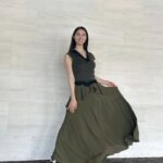 Tao Tsuchiya Instagram - . 東京は春の嵐が一旦落ち着いたのですが 思わず「寒い！」と声を上げたくなるような寒さが 風や空気の中に潜んでいます。 でも 桜が咲く前に寒くなると その年の桜は長く咲くそうなので 今年は長めにお花見できそうかな？ 春の訪れを感じるには辛すぎる状況の方々も たくさんいらっしゃると思います。 少しでも安心できる状況に近づきますよう…！ 私も少しずつでも 出来る準備をしておきたいと思います。 . #映画マッチング が公開されて 1ヶ月が経とうとしているのですが 新たに公開される劇場も増えると聞いて すごく嬉しい！！！ 桜が咲く地域が広がっていくように 映画マッチングとマッチングする地域が広がるといいな、 と願っています。 . 写真は、感謝御礼舞台挨拶で 心強いパワーをくれた衣装たちと。 いつも本当にありがとうございます！ dress&vest @numeroventuno shoes @pierrehardy jewelries @oeau_jewelry , @e.m.__official クローバーのブレスレットは私物です！