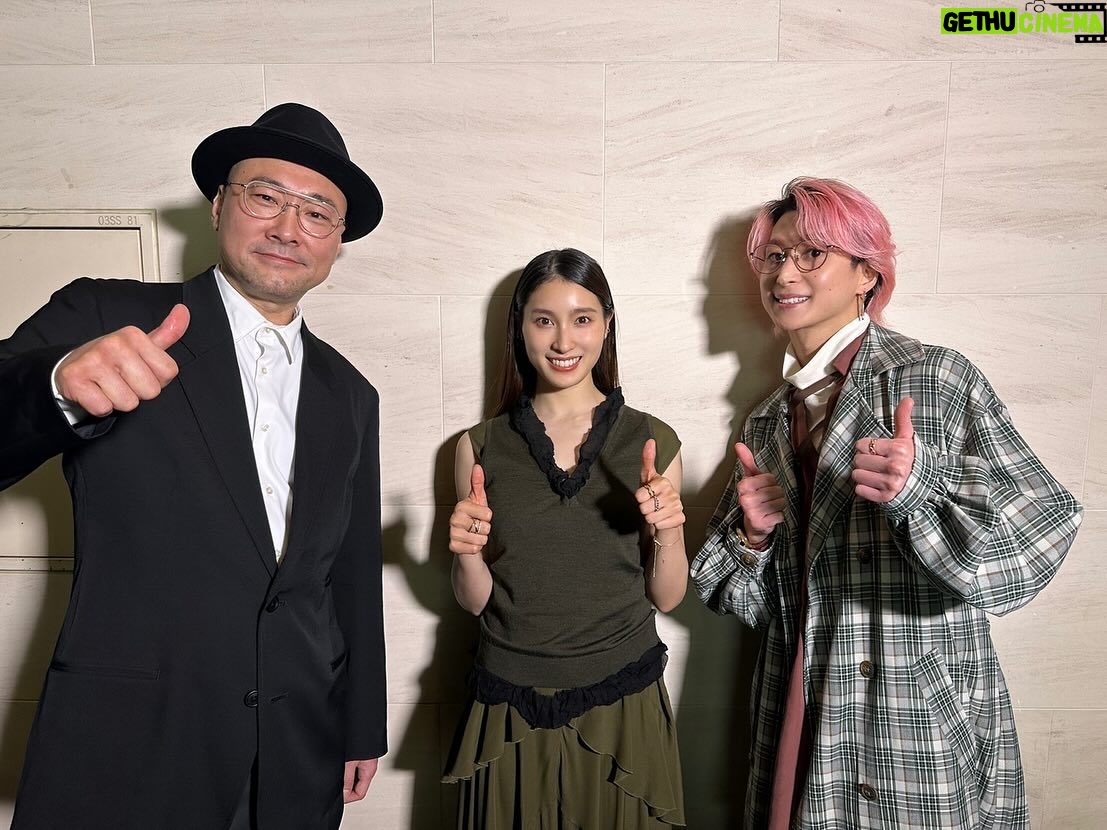 Tao Tsuchiya Instagram - . こんばんは! ゴールデンウィークの初日、 どんなふうに過ごしていらっしゃいますか? 私は今月の満月が24日だったことを知って ちょっとしょんぼりしています。 子どもの頃から思い返してみても 雨の日以外で満月を見なかったのは ほぼほぼ初めてかもしれない… あらためて思うのは おうちのことや小さな家族に向き合っていると 下を向く時間が本当に多いということ。 気が付くと空を見上げないまま 慌ただしく過ごしていることが多いので、 これからは空を見上げる時間も 大切にしたいなと思います。 . ちなみに4月の満月はピンクムーンでした! 自然の影響と闘っている地域の方々も 少しずつ月を見る時間は取り戻せているでしょうか… そうであることを心から願います。 . そして 5月の満月はフラワームーンと呼ばれるそうで、 5月23日なのだそう。 映画「あぶない刑事」の公開前日ですね! たくさんの人に届くよう、 願いを込めて見上げようと思います。 . いよいよ明日4月28日は #四葉の日 ! #映画マッチング #愛のクローバー記念上映 に向けての今日の写真は、 感謝御礼舞台挨拶の時のものです。 #内田英治 監督、そして #吐夢 を演じた #佐久間大介 さんと 登壇させていただきました! . この日の佐久間さんは少し探偵さんのようでもあって、 よくマルチバースとか異世界とかいうけれど もしかしたら別の世界での吐夢は 粘り強く調べる才能を生かして 探偵になっているかもしれないなぁ…と ふと思ったのを思い出します。 . そんな「もしも」の想像が膨らむのも 映画マッチングの魅力かも。