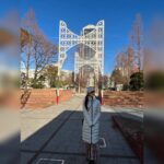 Tao Tsuchiya Instagram - . 阪神・淡路大震災から 今日1月17日で29年。 私が生まれる直前のことなので 私の年齢とほぼ同じ年月となります。 . 少し前にも書きましたが、 今年神戸市で開かれる追悼のつどいでは、 灯籠が「ともに」という文字の形に並べられます。 能登半島地震で大変な状況にある人たちと “ともに助け合おう”という思いが込められているそうです。 . そのことを知り、 先日、神戸を出発する前に その場にどうしても行きたくて、 少しの時間ですが訪れることが出来ました。 . このあとに準備に入られたと思うので 「ともに」の字を見ることは叶わなかったけれど、 この場所は静かに 神戸が歩んできた月日の覚悟を伝えてくれました。 . 美しく、おごそかな場所でした。 . 神戸は私にとって、 高校時代、創作ダンスの全国大会が行われる 『聖地』でもあります。 その大会では必ず 阪神・淡路大震災への想いを込めた時間を 参加者全員で過ごします。 その時のことを思い出しながら この場所で、一足早く能登へ心を寄せました。 . 少しずつ出来ることに進めそうです。 どうか安全に、少しでもお元気に、 大切に大切に大切に、 ご自分を守っていてください。 . そして、 奇しくもこの日に 命をテーマにした作品 映画『マッチング』が公開されます。 お会いできる方々は どうかお気をつけていらしてください。 今日お会いできない方々も 心を寄せていただけたら嬉しいです。