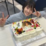 Tao Tsuchiya Instagram - . 今日、2024年2月3日、 29歳になることが出来ました…！！！ . TAOHANIメンバー始め応援してくださる方々、 スタッフさんがた、 友人たち、家族… 本当にたくさんの方々に支えられて なんと29歳の今、 女優として生きることが出来ています。 . 最近は女優という言葉を使わず 俳優や役者や表現者という言葉が 選ばれることが多いのですが、 私はちょうど10年前の今頃、 ドラマ『今夜は心だけ抱いて』に出演して 自分のお母さんと入れ替わる役を演じた時に、 女性だからこその演技、表現があるのだなと すごく痛感したんです。 . 平等ではないからこその、 平等であるべきだからこその、『女優』という感覚。 身体の性別とは別の、 自分の心を見つめた時の『女優』という言葉が持つ なんともいえない、せつないような不思議な響きを、 時代のなかでは 使われなくなっていく言葉かもしれないけれど 心のなかでは これからも大切にしてみたいなと思っています。 . なんとなんと、 #Netflix でのドラマ 『 #今際の国のアリス #シーズン3 』の現場で お祝いしていただきました…！！！ . サプライズがサプライズ過ぎた… アナウンスの声が 本当にゲームの始まりの声だったので 知らないゲームが始まっちゃって 台本をチェックし忘れたのか 本当に今際の国に皆で来ちゃったのかと ものすごくビックリしました…！ みんなすごく忙しいはずなのに こんなに素敵な時間を 本当に本当に本当にありがとうございます！！！ . 写真とか動画、まだあるのですが ちょいとネタバレになってしまうので… 配信が始まったら 感謝と一緒にあらためて載せますね！ . 今日の夕方には TAOHANIメンバーの方々のなかでの さらに限定ではあるのですが、 配信でお会いすることが出来ます。 そのときを楽しみに踏ん張ります！ . これからも 一緒に歩むことが出来ますように…！