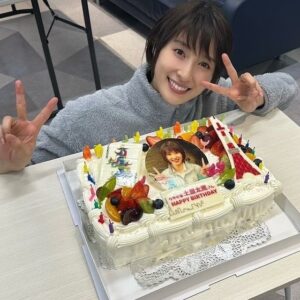 Tao Tsuchiya Instagram - .
今日、2024年2月3日、
29歳になることが出来ました…！！！
.
TAOHANIメンバー始め応援してくださる方々、
スタッフさんがた、
友人たち、家族…
本当にたくさんの方々に支えられて
なんと29歳の今、
女優として生きることが出来ています。
.
最近は女優という言葉を使わず
俳優や役者や表現者という言葉が
選ばれることが多いのですが、
私はちょうど10年前の今頃、
ドラマ『今夜は心だけ抱いて』に出演して
自分のお母さんと入れ替わる役を演じた時に、
女性だからこその演技、表現があるのだなと
すごく痛感したんです。
.
平等ではないからこその、
平等であるべきだからこその、『女優』という感覚。
身体の性別とは別の、
自分の心を見つめた時の『女優』という言葉が持つ
なんともいえない、せつないような不思議な響きを、
時代のなかでは
使われなくなっていく言葉かもしれないけれど
心のなかでは
これからも大切にしてみたいなと思っています。
.
なんとなんと、
#Netflix でのドラマ
『 #今際の国のアリス #シーズン3 』の現場で
お祝いしていただきました…！！！
.
サプライズがサプライズ過ぎた…
アナウンスの声が
本当にゲームの始まりの声だったので
知らないゲームが始まっちゃって
台本をチェックし忘れたのか
本当に今際の国に皆で来ちゃったのかと
ものすごくビックリしました…！
みんなすごく忙しいはずなのに
こんなに素敵な時間を
本当に本当に本当にありがとうございます！！！
.
写真とか動画、まだあるのですが
ちょいとネタバレになってしまうので…
配信が始まったら
感謝と一緒にあらためて載せますね！
.
今日の夕方には
TAOHANIメンバーの方々のなかでの
さらに限定ではあるのですが、
配信でお会いすることが出来ます。
そのときを楽しみに踏ん張ります！
.
これからも
一緒に歩むことが出来ますように…！