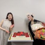Tao Tsuchiya Instagram - 印象派NÉO 『The Miracle of Pinocchio「ﾋﾟﾉｷｵの偉烈」』 東京公演での写真、 なんと夏木マリさんがデビューした日から ちょうど50年という貴重過ぎる瞬間を 御一緒した瞬間📸 本当に本当に本当に、おめでとうございます💐✨️✨️ . 『50年』て文字で書くと短いけれど 私が想像も出来ないほど いろいろな出来事に出会われたと思います。 そのお話を少しだけ 貴重な50年目の日に聞かせていただきながら この場所に自分がいられることは おおげさでなく、奇跡だなと思いました。 私を見つけてくださって 本当にありがとうございます🙏✨️✨️ . 大学でコンテンポラリーの歴史について 勉強するのですが、 コンテンポラリーダンスが生まれたのは 1960年代とか70年代のフランスで、 ダンス経験を問わず 振り付けや表現が行われたことが特徴なので、 もともとは別の職業だったり ダンスに出会った時期もバラバラな人たちが 一緒に作品を創り上げてきたジャンルなんです💡 . そういう意味でも印象派は 本当にコンテンポラリーなカンパニーだと思います💡 ダンスを通して、作品を通して、 年齢もキャリアも全く関係なく 平等にひとりひとりが存在していて、 ひとりひとりが、あたたかい。 もし世界や社会がこんなだったら 人はどんなにしあわせだろう…🌐🌈🕊 . その願いもこめて、京都へ…！ たくさんの方々と出会えますように🍀 . #ピノキオの偉烈 #夏木マリ さん #井手茂太 さん #小㞍健太 さん #マメ山田 さん #MariNatsukiTerroir #山﨑麻衣子 さん #小島功義 さん #城俊彦 さん #牟田のどか さん #高橋綾子 さん #岩崎未来 さん #川崎萌々子 さん #国枝昌人 さん