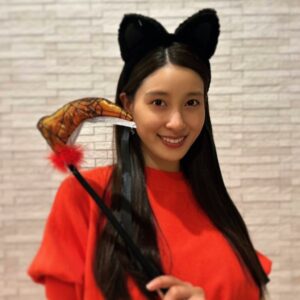 Tao Tsuchiya Instagram - .
?日本はギリギリまだハロウィン！
Trick or Treat🎃
ハロウィンの日は子どもの頃から
家族とほんの少しだけ仮装します😊
ほんの少しだけだから
仮装してるとは言えないかもだけれど
それでもなんだか、
ちゃんと楽しいから不思議🤔✨️
.
今年は生まれて初めて
猫耳をつけてみました！
このオレンジ色の服、
実は、ある作品の衣装の色違いなのです😊
何の作品か、わかりますか？
.
ひとつひとつの役が
今の自分の中にいる。
このことが本当に今、心強い支えです😌
.
明日も早いので
出来るだけ早く眠ろう💡
おやすみなさい🌟