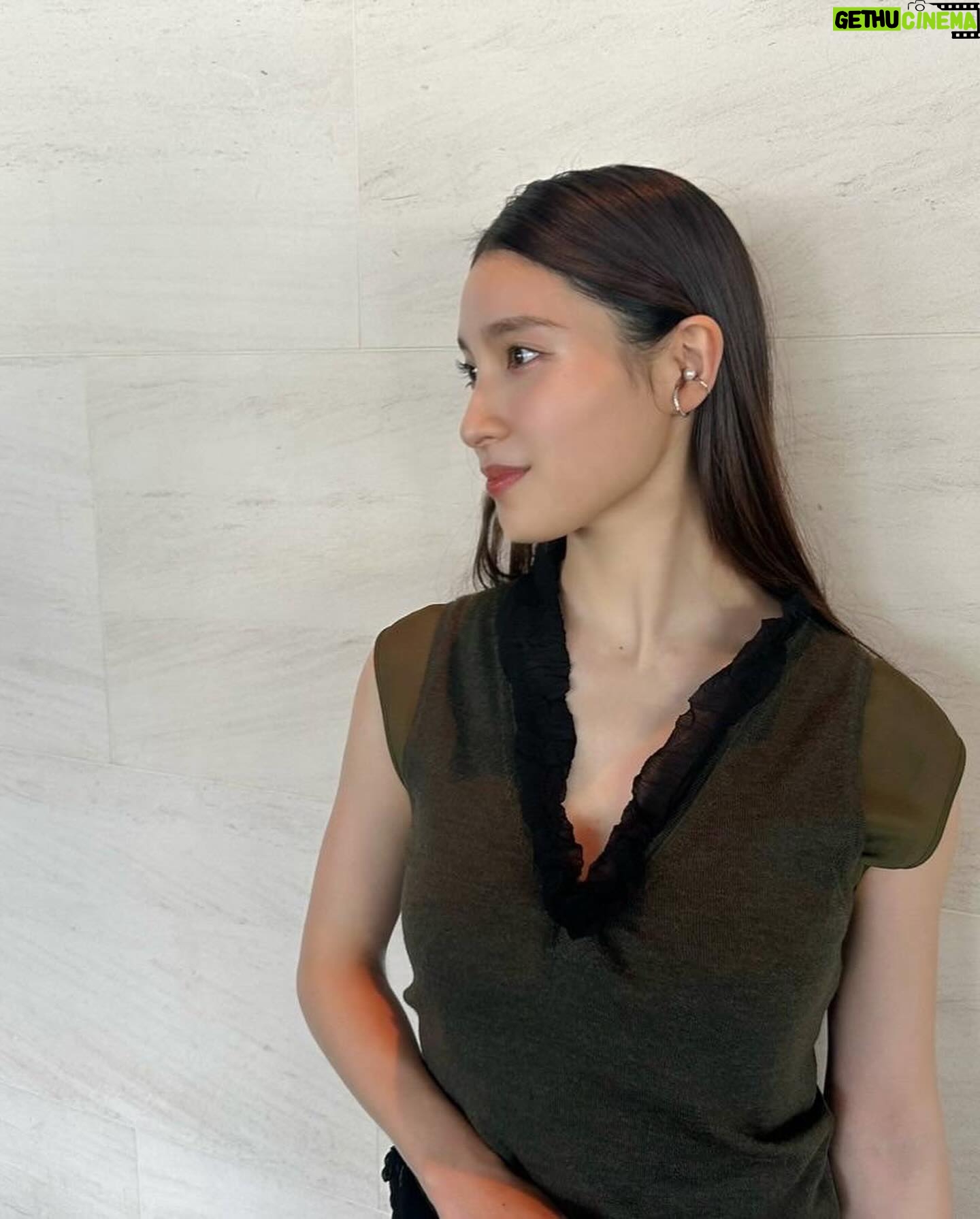 Tao Tsuchiya Instagram - . 東京は春の嵐が一旦落ち着いたのですが 思わず「寒い!」と声を上げたくなるような寒さが 風や空気の中に潜んでいます。 でも 桜が咲く前に寒くなると その年の桜は長く咲くそうなので 今年は長めにお花見できそうかな? 春の訪れを感じるには辛すぎる状況の方々も たくさんいらっしゃると思います。 少しでも安心できる状況に近づきますよう…! 私も少しずつでも 出来る準備をしておきたいと思います。 . #映画マッチング が公開されて 1ヶ月が経とうとしているのですが 新たに公開される劇場も増えると聞いて すごく嬉しい!!! 桜が咲く地域が広がっていくように 映画マッチングとマッチングする地域が広がるといいな、 と願っています。 . 写真は、感謝御礼舞台挨拶で 心強いパワーをくれた衣装たちと。 いつも本当にありがとうございます! dress&vest @numeroventuno shoes @pierrehardy jewelries @oeau_jewelry , @e.m.__official クローバーのブレスレットは私物です!