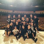 Tao Tsuchiya Instagram - 印象派NÉO 『The Miracle of Pinocchio「ﾋﾟﾉｷｵの偉烈」』 東京公演での写真、続いては ピノキオの世界を一緒に生きてくださる方々との 集合写真です📸 もっとたくさんの方々が支えて下さってますが ひとまずは、この写真を😊✨️ . 私のおとなりにいるマメさんは 蜷川幸雄さんの作品をはじめ 様々な作品で拝見してきた大スター🌟 そして 印象派のワークショップで初めてお会いした時から 少しずつ、でも確実に パワーを注ぎ続けてくださったダンサーさんがた、 その世界を包む圧倒的な音楽や映像など マリさんの世界を様々な役割分担で 形にしていくスタッフさんがた、 そして、その全部を30年間、 生み出し続けてこられたマリさん💐✨️✨️ . #ピノキオの偉烈 #夏木マリ さん #井手茂太 さん #小㞍健太 さん #マメ山田 さん #MariNatsukiTerroir #山﨑麻衣子 さん #小島功義 さん #城俊彦 さん #牟田のどか さん #高橋綾子 さん #岩崎未来 さん #川崎萌々子 さん #国枝昌人 さん
