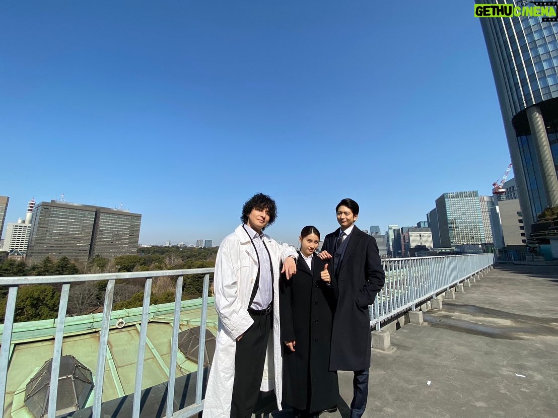 Tao Tsuchiya Instagram - . 昨日スーパーブルームーンと書いたのですが カレンダーでは今日の夜もまだ満月🌕️✨️✨️✨️ スーパーブルーム―ンは13年ぶりで 次は2029年だそうです💡 そんな貴重な夜に、 🏀FIBAバスケットボールワールドカップ2023 凄かった…素晴らしかった!!! 『逆転』って本当に凄いと思うんです。 事実は小説よりも奇なりと言うけれど 今年はなぜか漫画やアニメやドラマや映画を 国際大会などで現実に見る体験が とても多いような気がします🤔 パワーいただきました🔥🔥🔥 私もがんばろう…,🌟 . その興奮と共に #テレビ朝日 系列で明日9月1日の夜 23時15分からオンエアされる #生田斗真 さん主演 金曜ナイトドラマ「🚨 #警部補ダイマジン 🚨」 最終話に向けて ひとりオフショットキャンペーンの続きを📸 . なんせさっきの興奮に続くわけなので やっぱりこのメンバーのオフショットを🔥 #生田斗真 さん演じる #台場陣 #向井理 さん演じる #平安才門 . 誰がどうなってもおかしくない、 読めない展開からスタートする最終話ですが、 このお二人は本当に 本当に本当にあったかくて いろいろな迷いがある時も 吹っ飛ばしてくださって😭🙏 . 演じている時は全く別人で、 この役のために生まれたんじゃないか、 と感じるほどのお二人でしたが、 本人と役を行き来しているからといって ご自分が消えてしまうわけではなく、 その合間をぬって いろいろなアドバイスをくださいました😭🙏✨️ 座長や先輩方によって 現場の雰囲気って本当に変わるのですが、 この作品の現場は写真の空のようにクリアで深く、 あったかくて明るい空気に溢れていました😌🙏✨️ 本当にありがとうございました🙏🙏🙏 . #七夕夕夏 もそんな気分だったんだろうな…😊💡✨️